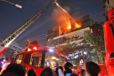 Orang ramai dilihat berkumpul dan merakam kebakaran di lokasi kejadian sekali gus menjejaskan operasi bomba. - Foto Agensi