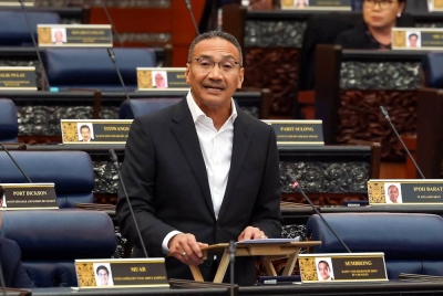 Hishammuddin Tun Hussein ketika sesi perbahasan Titah Yang Dipertuan Agong pada Mesyuarat Pertama Penggal Kedua Parlimen ke-15 di Bangunan Parlimen hari ini. Foto Bernama