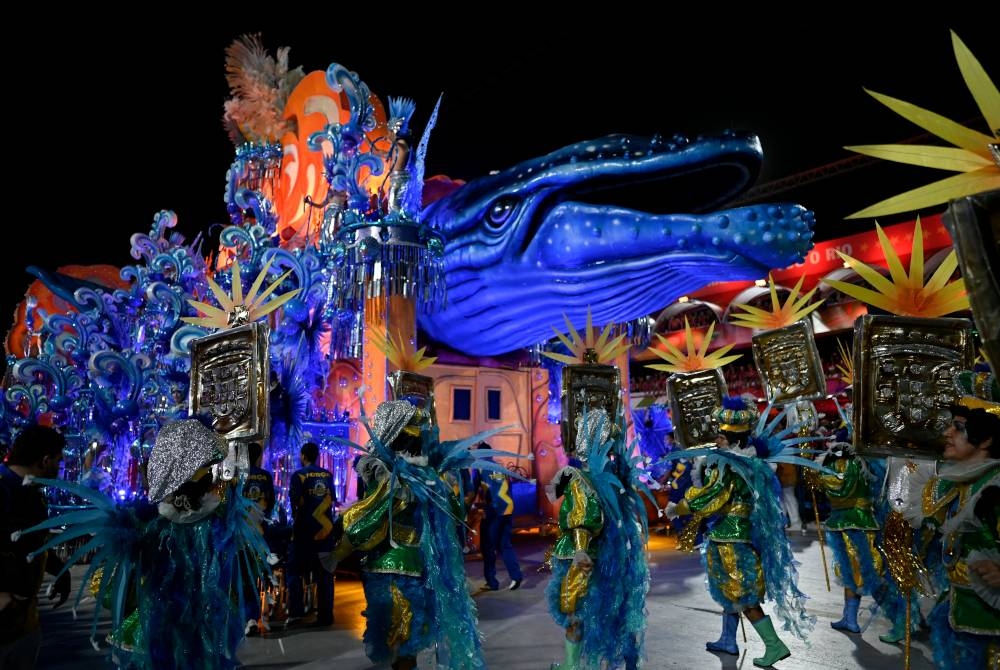 Kereta berhias berbentuk ikan paus dihasilkan Unidos da Tijuca Samba School antara yang menjadi tarikan festival itu.