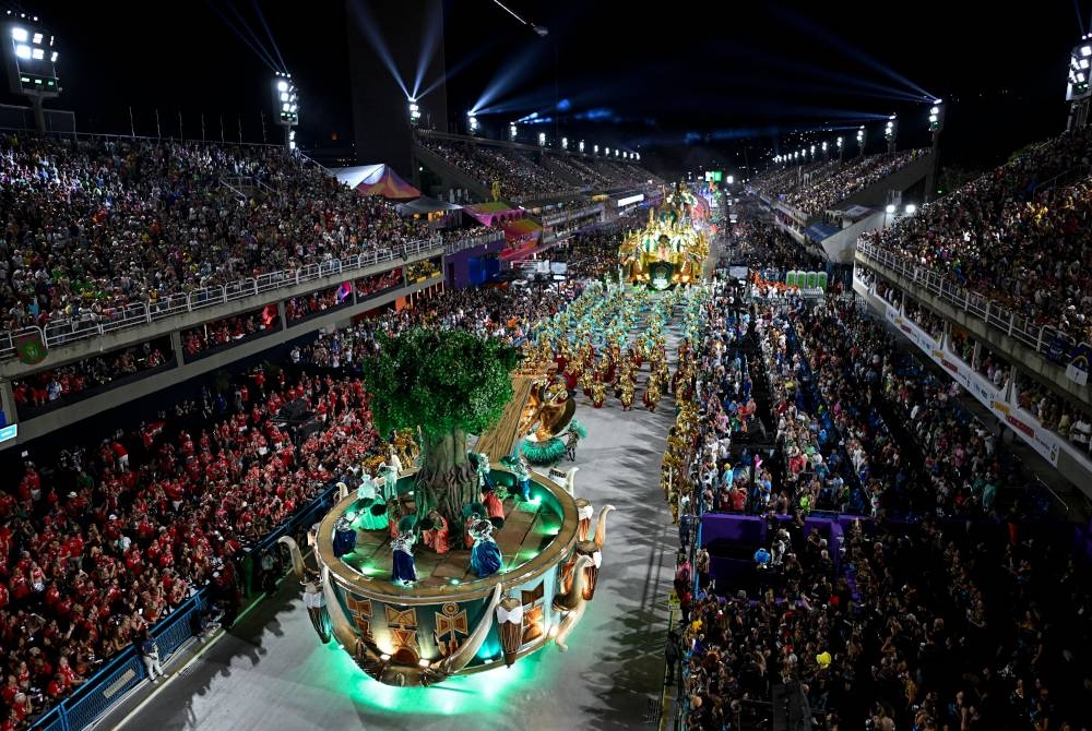Karnival itu turut dimeriahkan dengan perarakan kereta berhias.