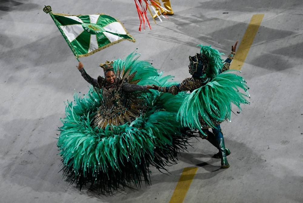 Wakil Imperio Serrano Samba School membuat persembahan di Sambadrome Marques de Sapucai.