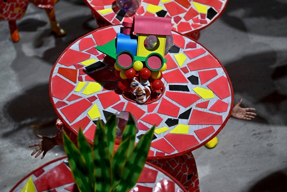 Kostum unik yang dihasilkan wakil Grande Rio Samba School.