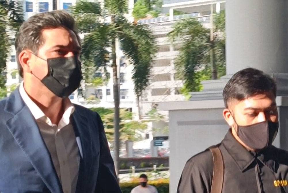 Adam Radlan (kiri) hadir di Mahkamah Sesyen Kuala Lumpur pada Selasa, bagi menghadapi pertuduhan kes rasuah Projek Jana Wibawa, dua tahun lalu.