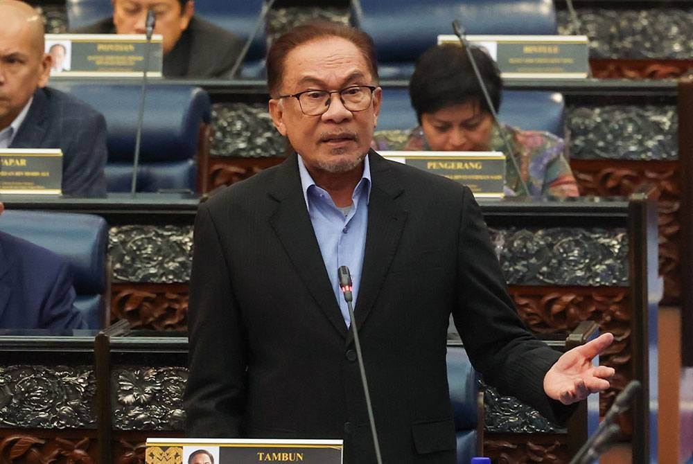 Anwar menjawab soalan ketika Waktu Pertanyaan Menteri pada Mesyuarat Pertama Penggal Kedua Parlimen ke-15 di Bangunan Parlimen, pada Selasa. - Foto Bernama