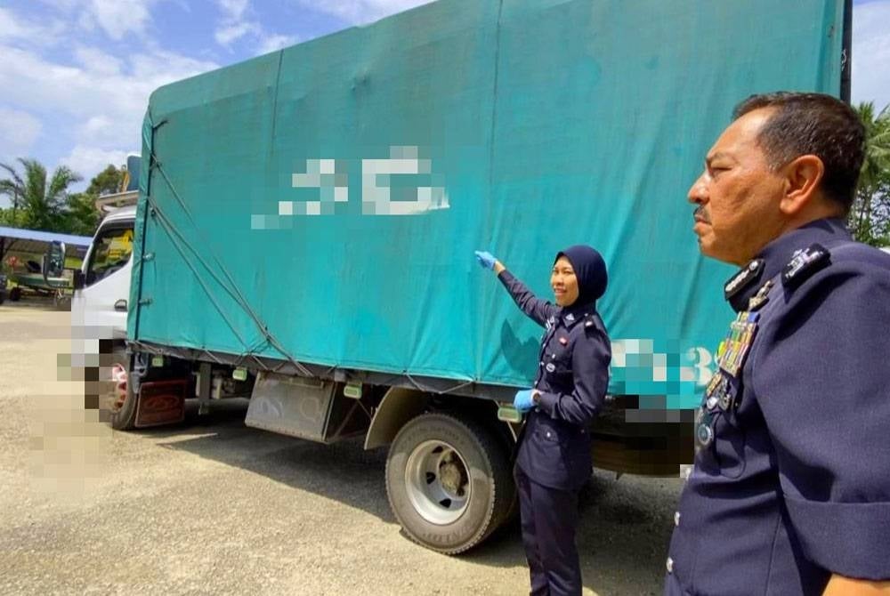 Muhamad Zaki (kanan) bersama lori perabot yang digunakan untuk membawa dadah.