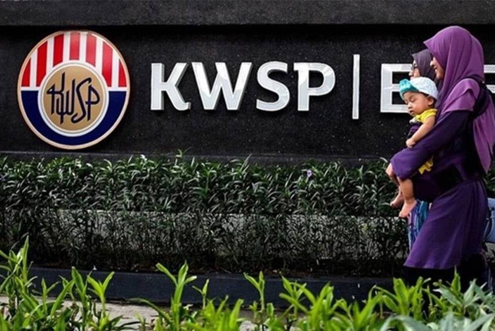 Kerajaan diminta mempertimbangkan permohonan golongan yang memerlukan untuk mengeluarkan simpanan KWSP. - Gambar hiasan