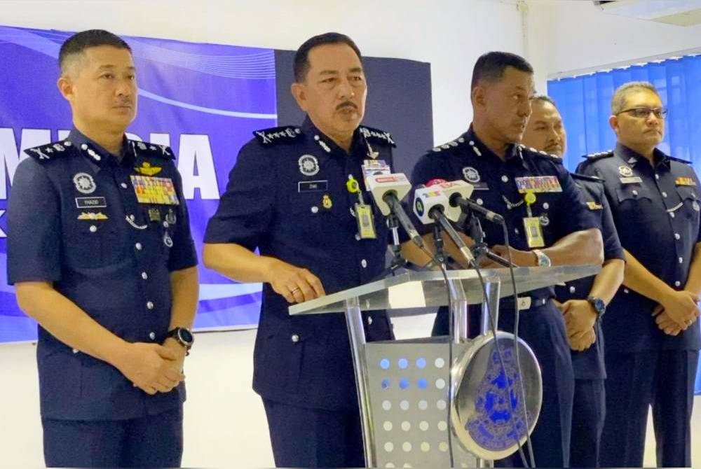Muhamad Zaki (dua dari kiri) ketika sidang akhbar di Ibu Pejabat Polis Daerah (IPD) Kuala Krai pada Selasa.