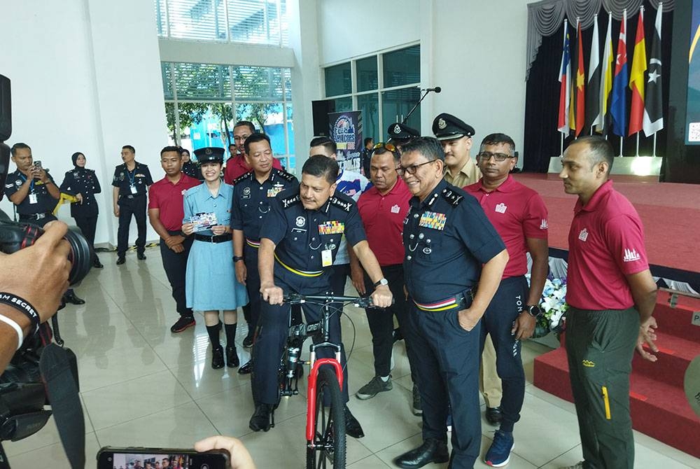 Azmi (depan, tiga dari kanan) merasmikan program KL Cops Night Ride pada Selasa.