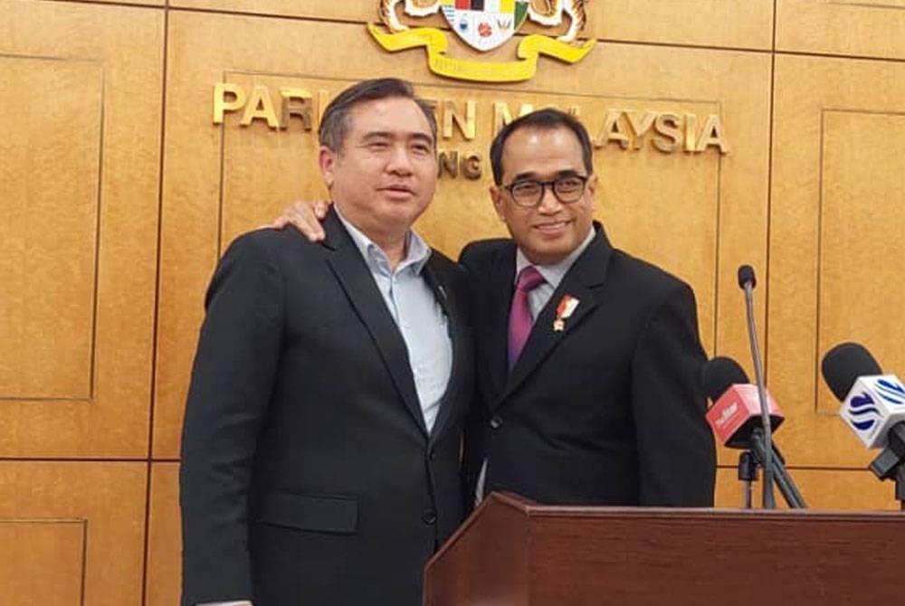 Anthony (kiri) dan Budi pada sidang akhbar di lobi Dewan Rakyat, Kuala Lumpur pada Selasa.