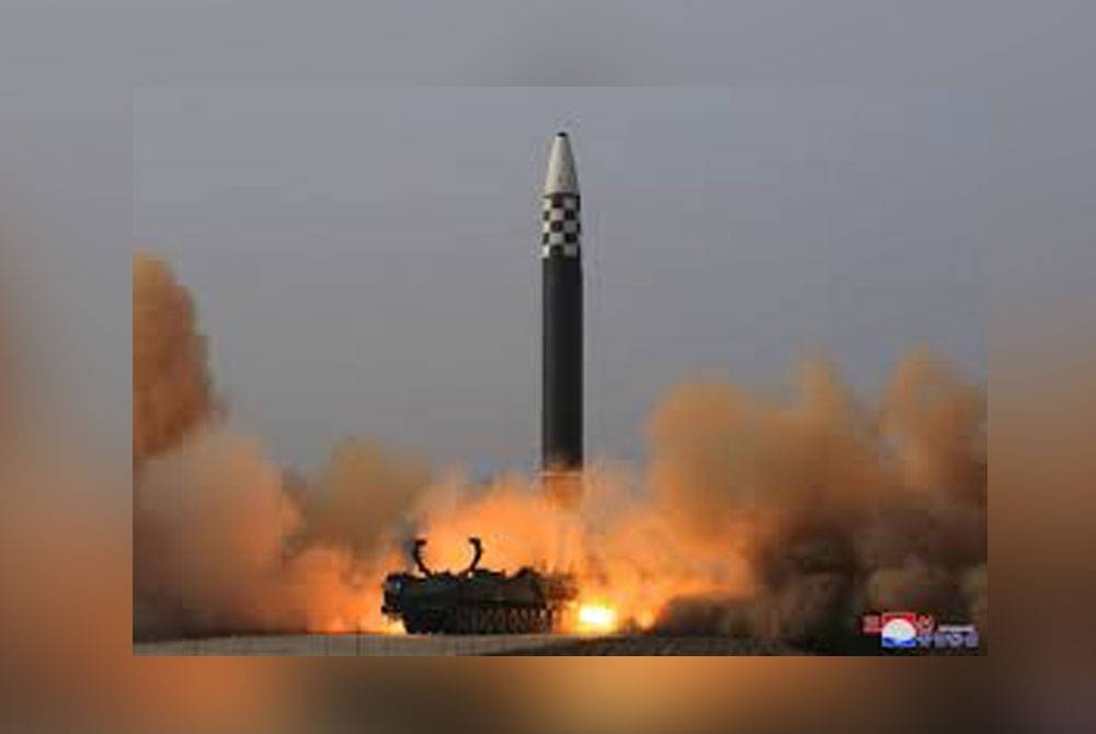 Korea Utara melancarkan peluru berpandu balistik antara benua pada Sabtu lepas. - Foto KCNA/ Reuters