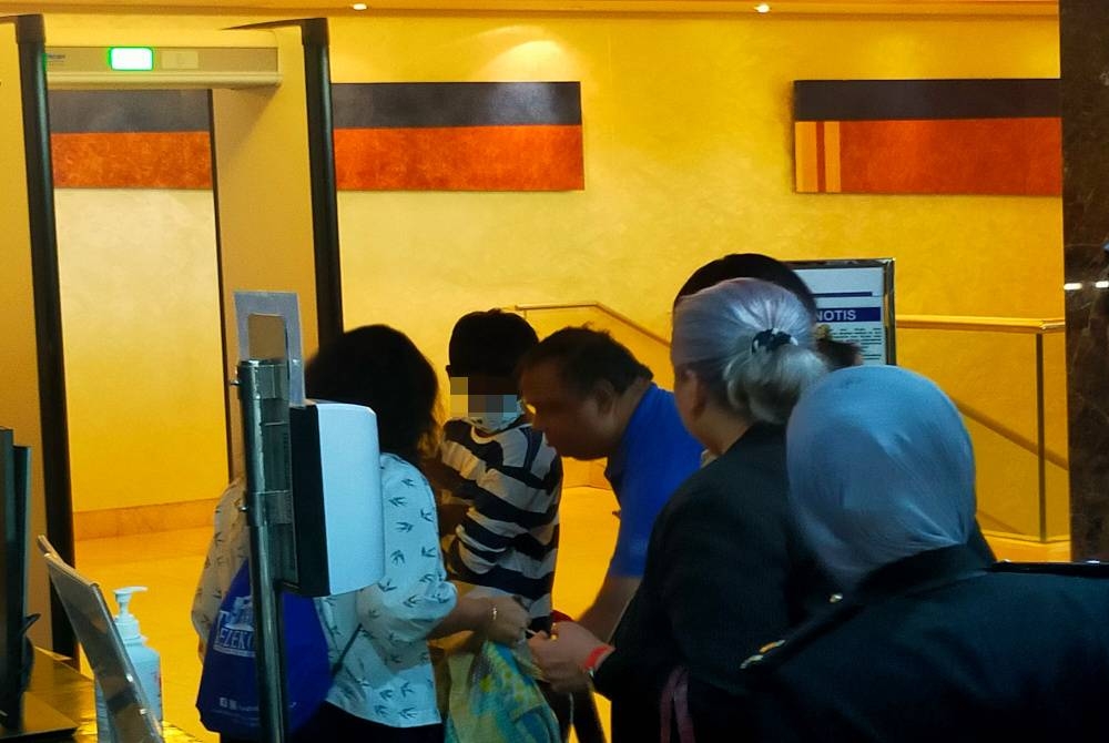 Mangsa berusia 16 tahun dari Bangladesh diperiksa pihak keselamatan di balai berlepas sebelum dihantar pulang ke negara asal.