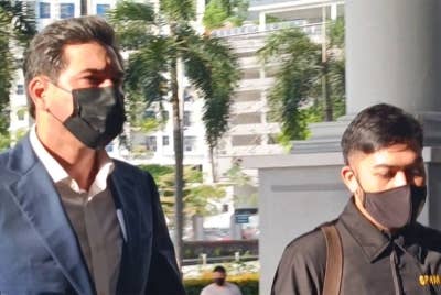 Adam Radlan (kiri) hadir di Mahkamah Sesyen Kuala Lumpur pada Selasa, bagi menghadapi pertuduhan kes rasuah Projek Jana Wibawa, dua tahun lalu.