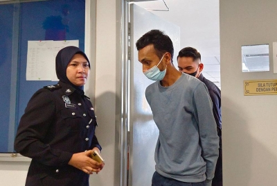 Muhammad Aiman dibawa keluar dari Mahkamah Sesyen Ipoh pada Selasa selepas mengaku tidak bersalah mencederakan anak teman wanitanya.