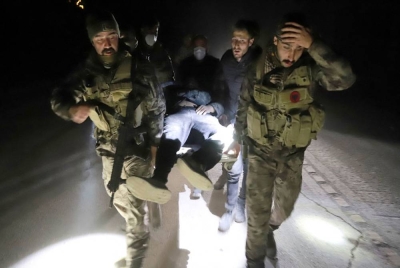 Seorang lelaki yang cedera diusung oleh anggota pasukan khas polis Turkiye selepas dua lagi gempa bumi berlaku di Antakya, wilayah Hatay. - Foto Reuters