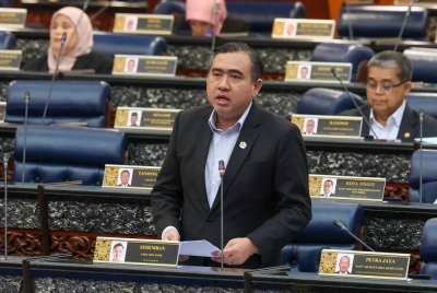 Anthony Loke ketika sesi menjawab pada Mesyuarat Pertama Penggal Kedua Parlimen ke-15 di Bangunan Parlimen pada Selasa. - Foto Bernama