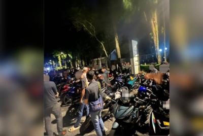 Antara individu diperiksa dalam Op Khas yang dijalankan di Dataran Kemerdekaan Shah Alam di sini pada Sabtu.