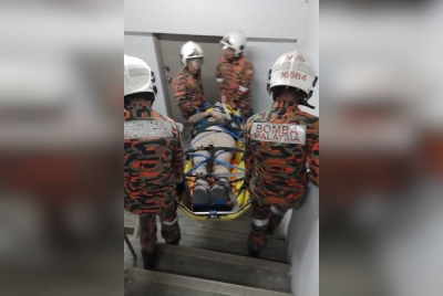 Mangsa dibawa anggota bomba sebelum diberikan rawatan awal oleh petugas Pasukan Bulan Sabit Merah Malaysia.