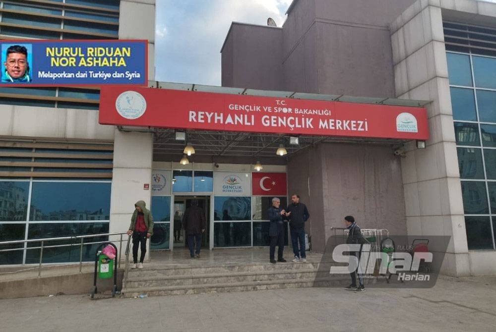 Wartawan Sinar Harian bersama penduduk tempatan berlindung di sebuah dewan.