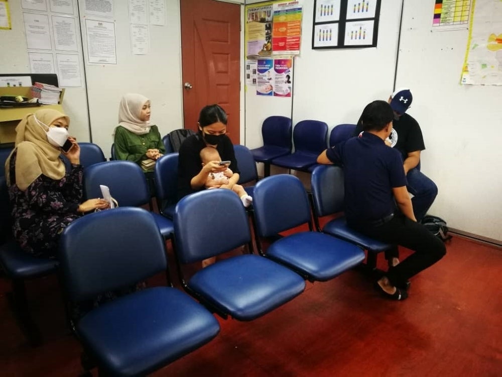 Ruang menunggu yang agak terhad di Klinik Desa Lima Kedai.