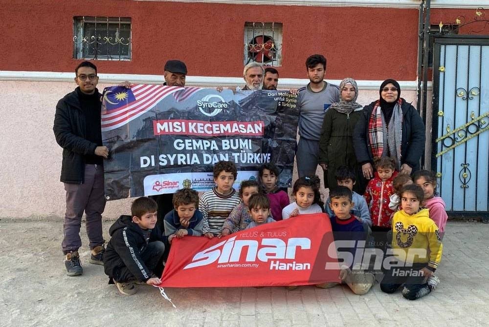 Sebahagian keluarga yang menerima sumbangan wang tunai melalui Tabung #BantuanBencana Sinar Harian x Syria Care di Reyhanli.