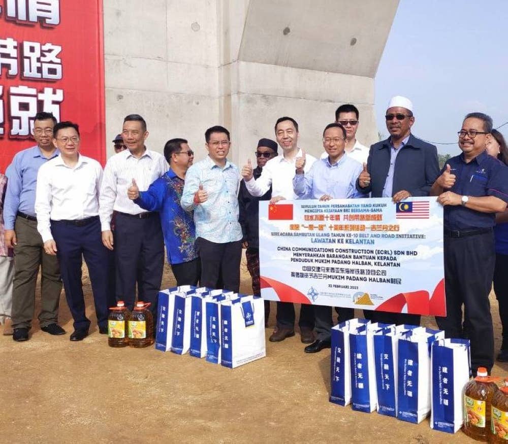 Rui (tiga dari kanan) bersama Mohd Huzaimy (dua dari kanan) ketika sambutan ulang tahun ke-10 Belt and Road Initiative (BRI) di Padang Halban, Peringat, Kota Bharu pada Rabu.