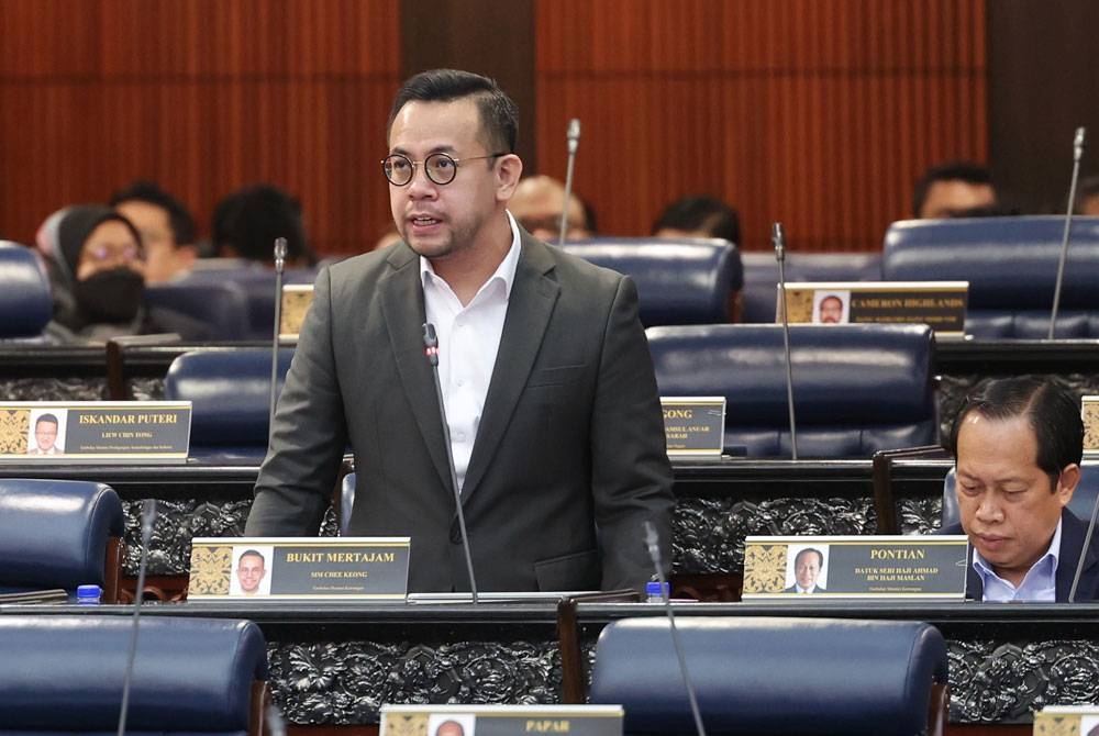 Steven Sim ketika sesi soal jawab lisan pada Mesyuarat Pertama Penggal Kedua Parlimen ke-15 di Bangunan Parlimen pada Rabu. - Foto: Bernama