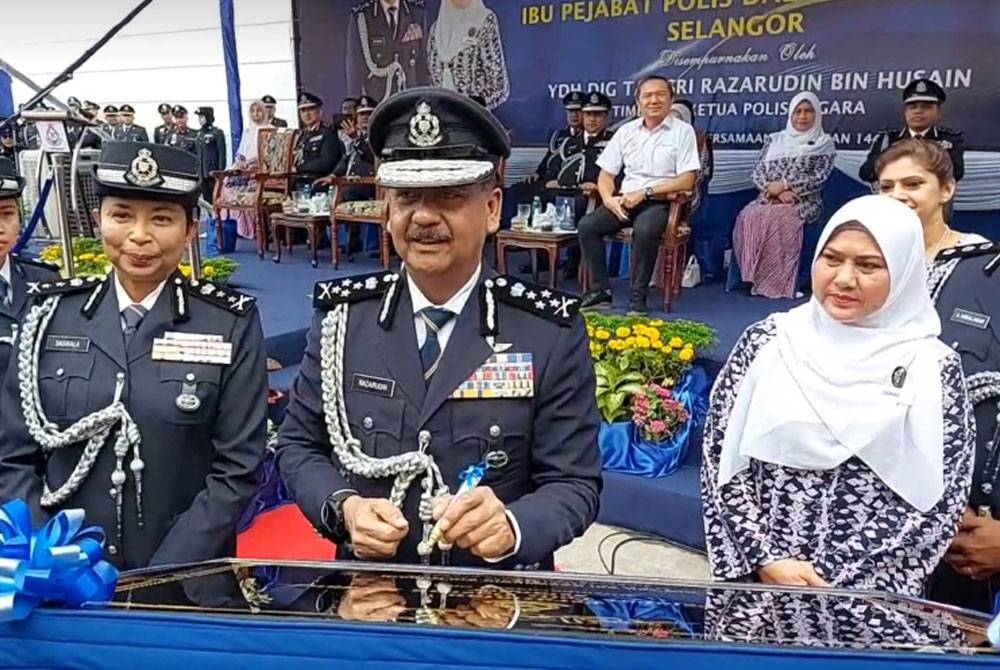 Razarudin ketika merasmikan IPD Serdang pada Rabu.
