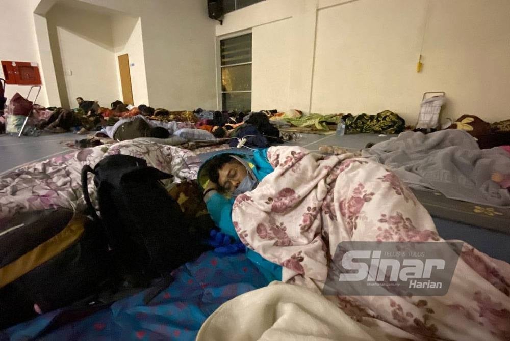 Beginilah keadaan di dalam dewan serba guna yang dijadikan sebagai pusat pelindungan orang ramai di bandar Reyhanli, Turkiye.