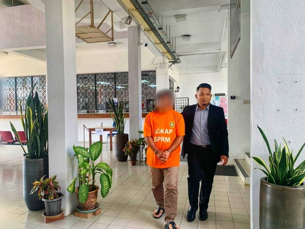 Seorang kontraktor direman lima hari bermula Selasa.