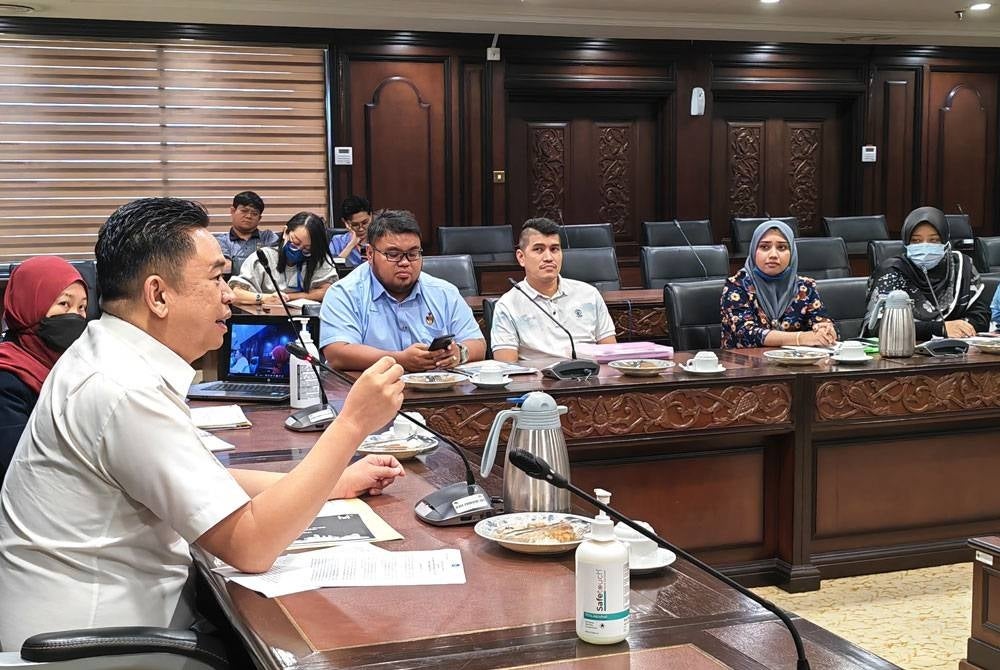 Kok Seong memberi penerangan kepada wakil pembeli di Wisma Negeri di Seremban pada Rabu.