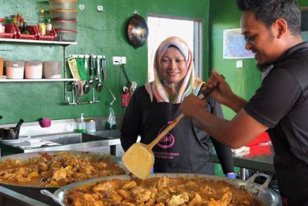 Pasangan Jaffri Ahmad, 59, dan Mazlina Makaruddin, 59, mengambil inisiatif membuka 'Rumah Makan Percuma' (RMP). Foto: Awani