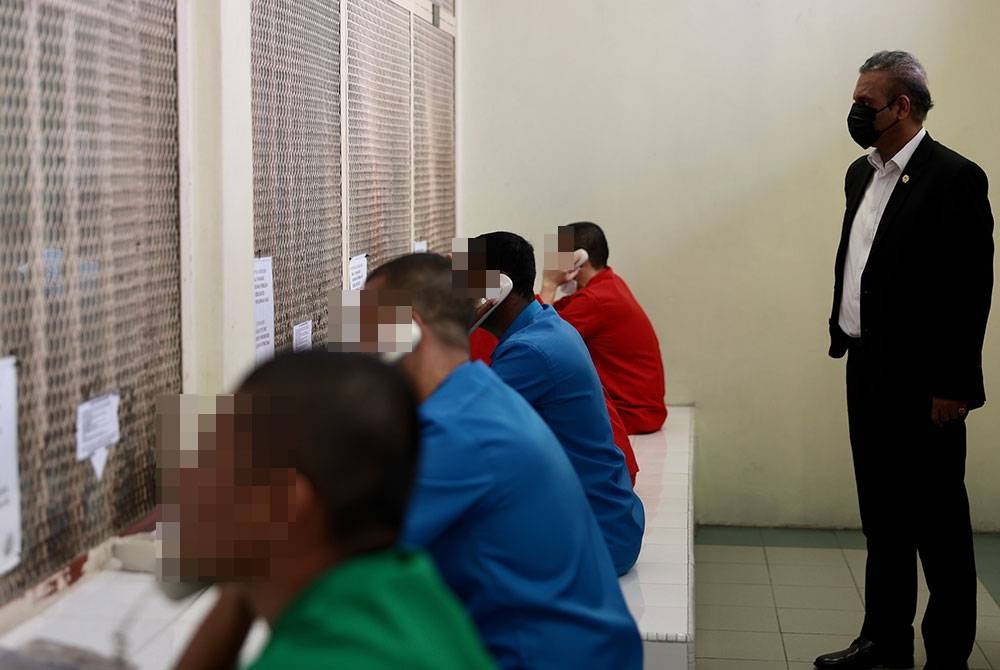 Ramkarpal Singh (kanan) mengadakan sesi dialog bersama tujuh banduan yang menjalani hukuman mati dan penjara seumur hayat bagi mendengar pandangan berhubung pemansuhan hukuman mati mandatori di Penjara Kajang pada Rabu. - Foto Bernama