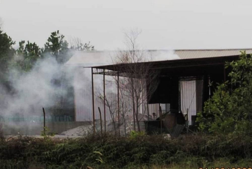 Sebuah kilang melebur logam daripada sisa elektronik (e-waste) yang beroperasi di Kawasan Perindustrian Gebeng masih meneruskan operasi tanpa lesen sejak Selasa lalu selepas diarahkan tutup pada 14 Februari lalu.