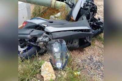 Keadaan motosikal ditunggang mangsa selepas terlibat kemalangan.