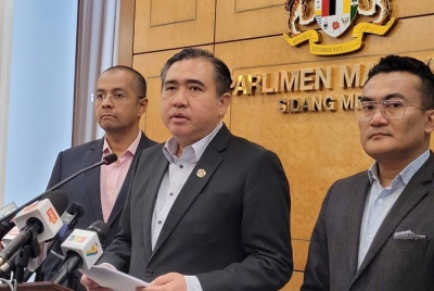 Anthony Loke (tengah) dalam sidang media di lobi Dewan Rakyat pada Rabu.