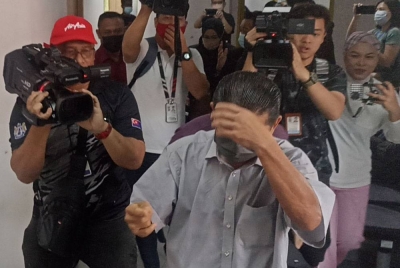 Tertuduh (depan) didakwa di Mahkamah Sesyen Johor Bahru pada Rabu, atas sembilan pertuduhan menerima dan meminta rasuah berkaitan projek Jana Wibawa.