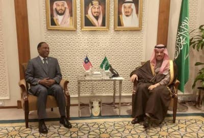 Zambry (kiri) ketika bertemu Putera Faisal bin Farhan pada hari kedua lawatan pertamanya ke Arab Saudi - Facebook Zambry Abd Kadir