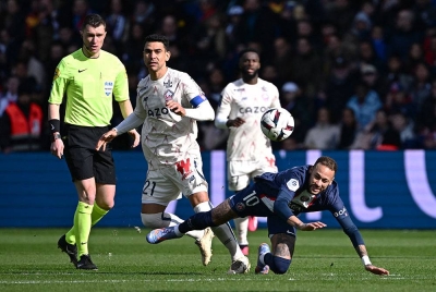 Neymar (kanan) ketika berlanggar dengan Andre semasa perlawanan Ligue 1 antara PSG menentang Lille di Stadium Parc des Princes, Paris pada Ahad. - Foto AFP
