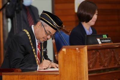 Rumaizi (kiri) menandatangani dokumen penerimaan jawatan sebagai Ahli Majlis pada majlis angkat sumpah pelantikan Ahli Majlis Bandaraya Ipoh (MBI) pada Rabu. - Foto: Bernama