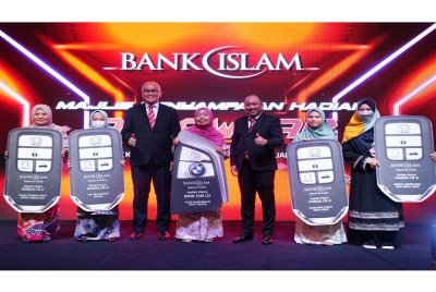 Mizan (tiga dari kanan) bersama lima pemenang cabutan khas masing-masing memandu pulang kereta mewah BMW 302i dan empat buah Honda CR-V.