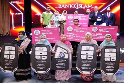 Mizan (belakang, tiga dari kanan) bergambar bersama semua pemenang. - Foto SINAR HARIAN / MOHD HALIM ABDUL WAHID