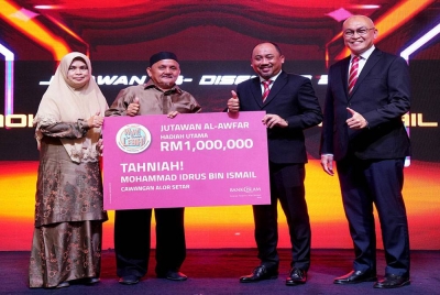 Mizan (dua dari kanan) bergambar bersama pemenang utama, Mohamad Idrus (dua dari kiri) pada Majlis Penyampaian Hadiah Al Awfar Bank Islam yang berlangsung di sebuah hotel di ibu negara pada Rabu. - Foto SINAR HARIAN / MOHD HALIM ABDUL WAHID