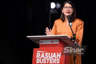 Tricia ketika program Nota Rasuah Busters kepada PMX yang disiarkan secara langsung di Facebook Sinar Harian dan Astro Awani pada Rabu. - Foto SINAR HARIAN / RAFEQ REDZUAN