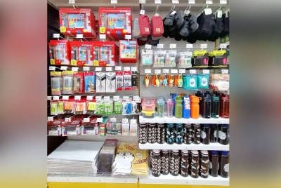 Antara barangan keperluan persekolahan yang ditawarkan dengan harga berpatutan di cawangan MR D.I.Y.