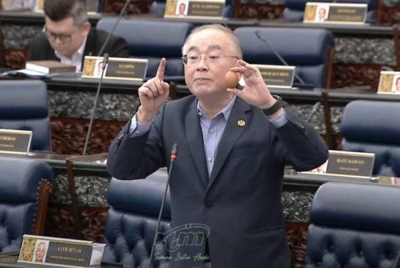Ka Siong menunjukkan telur semasa mengutarakan isu kekurangan stok telur ayam di Parlimen.