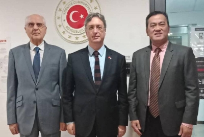 Dari kanan: Chai, Emir Salim dan Ahmad ketika berkunjung ke Kedutaan Turkiye pada Khamis lalu.