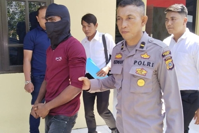 Lelaki yang ditahan ketika cuba memasuki kem pelarian di Yayasan Mina Raya Pidie, Aceh.