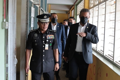 Ramkarpal Singh (kanan) diiringi Pengarah Kanan Bahagian Dasar Kepenjaraan, Supri Hashim (kiri) melawat kawasan penjara selepas mengadakan sesi dialog bersama tujuh banduan yang menjalani hukuman mati dan penjara seumur hayat di Penjara Kajang pada Rabu. - Foto Bernama