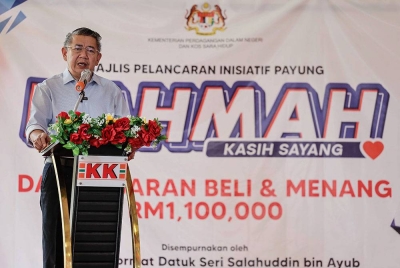 Salahuddin Ayub ketika menyampaikan ucapan pada Majlis Pelancaran Inisiatif Payung Rahmah dan Cabaran 'Beli dan Menang' RM 1.1juta di KK Super Mart, Terminal Bersepadu Selatan pada Rabu. - Foto Bernama