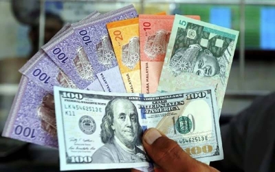 Pada jam 6 petang, mata wang tempatan merosot kepada 4.4420/4460 berbanding dolar AS daripada 4.4310/4345 sewaktu ditutup pada Selasa.